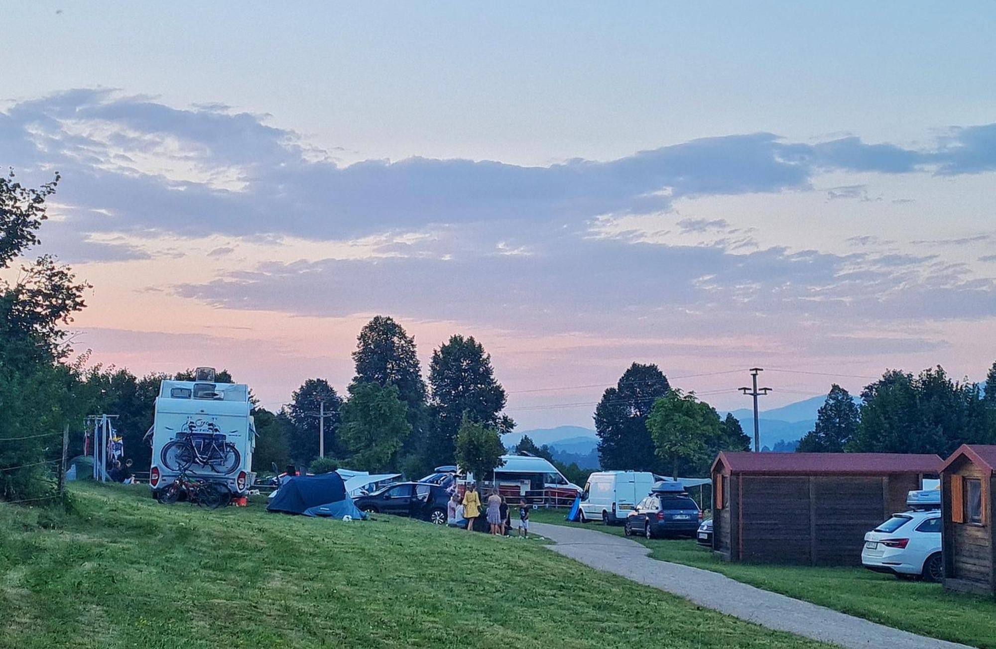Hotel Camp The Sunrise Hill Pivka Exterior foto