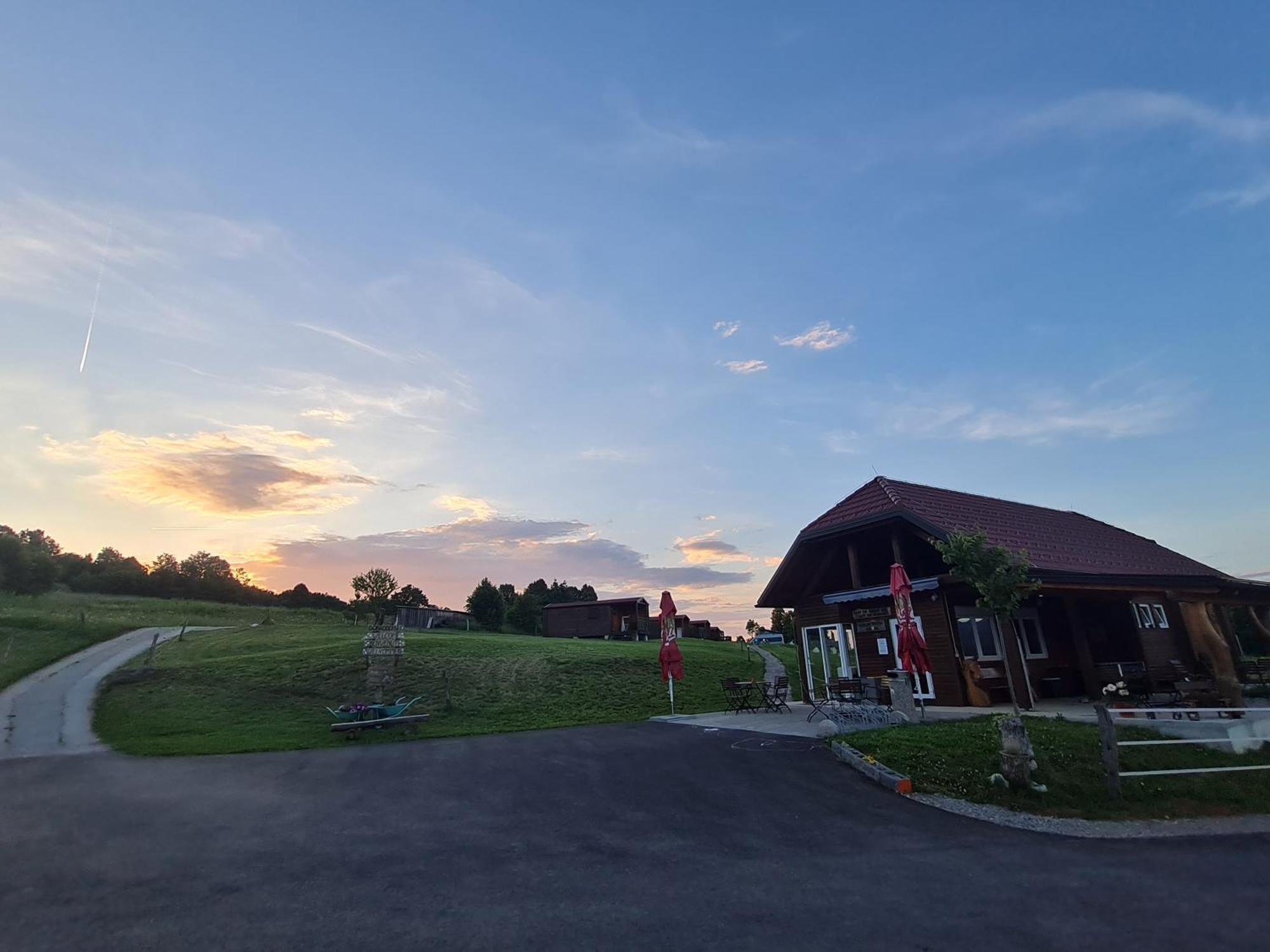 Hotel Camp The Sunrise Hill Pivka Exterior foto