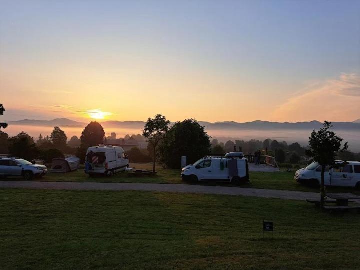 Hotel Camp The Sunrise Hill Pivka Exterior foto